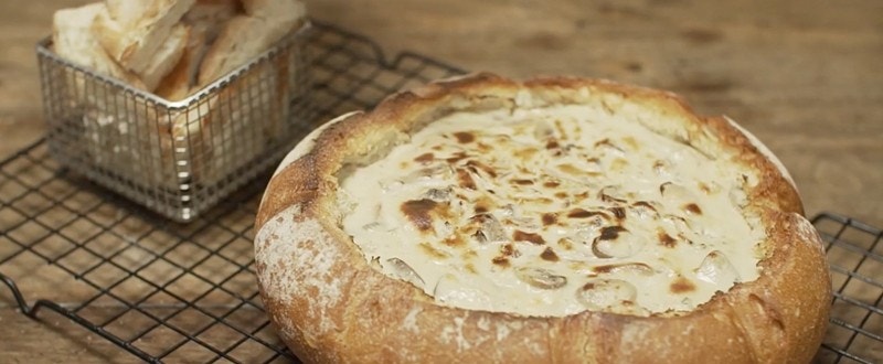 Dip de champiñones en pan de campo