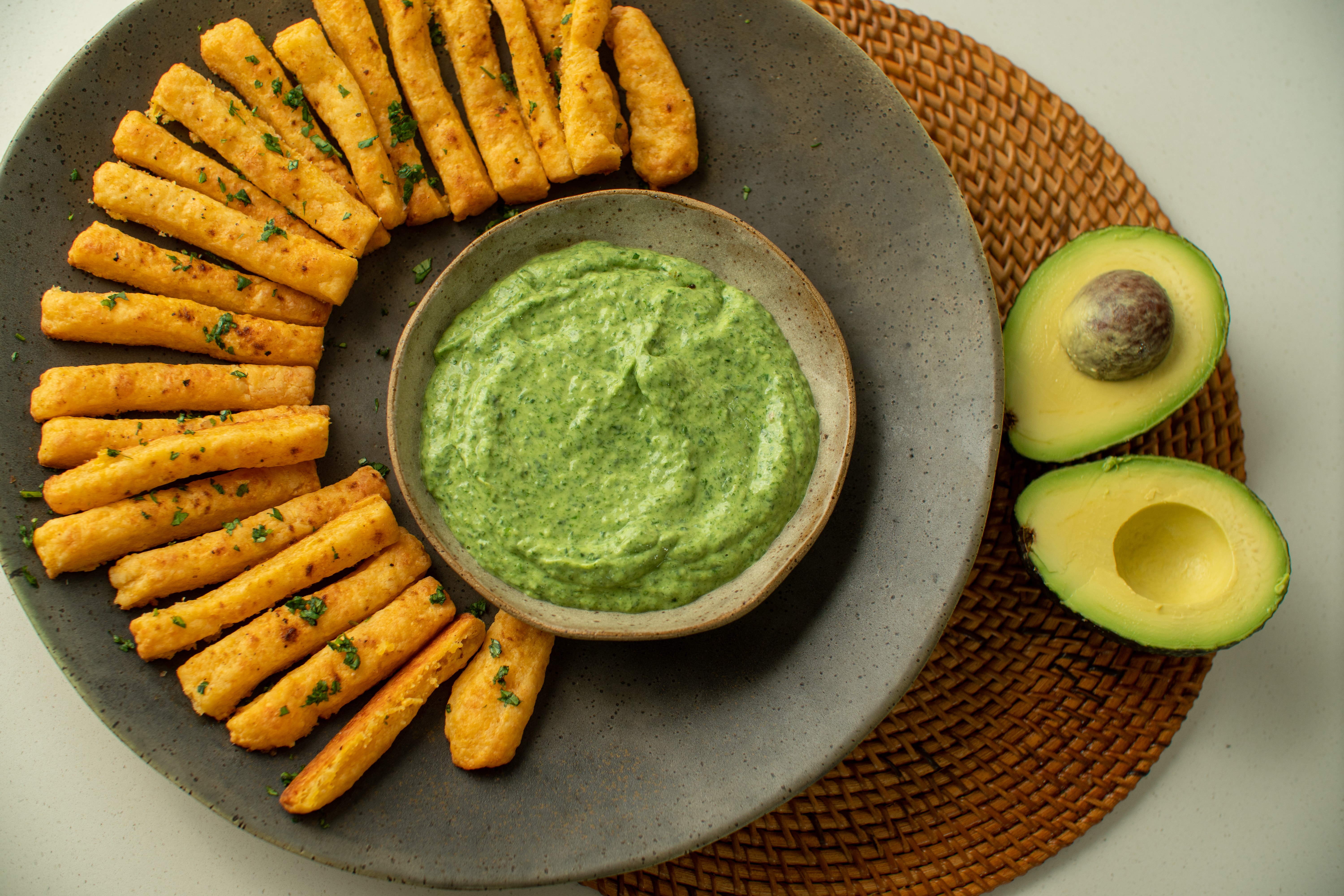 Palitos de queso con dip de espinaca y plata