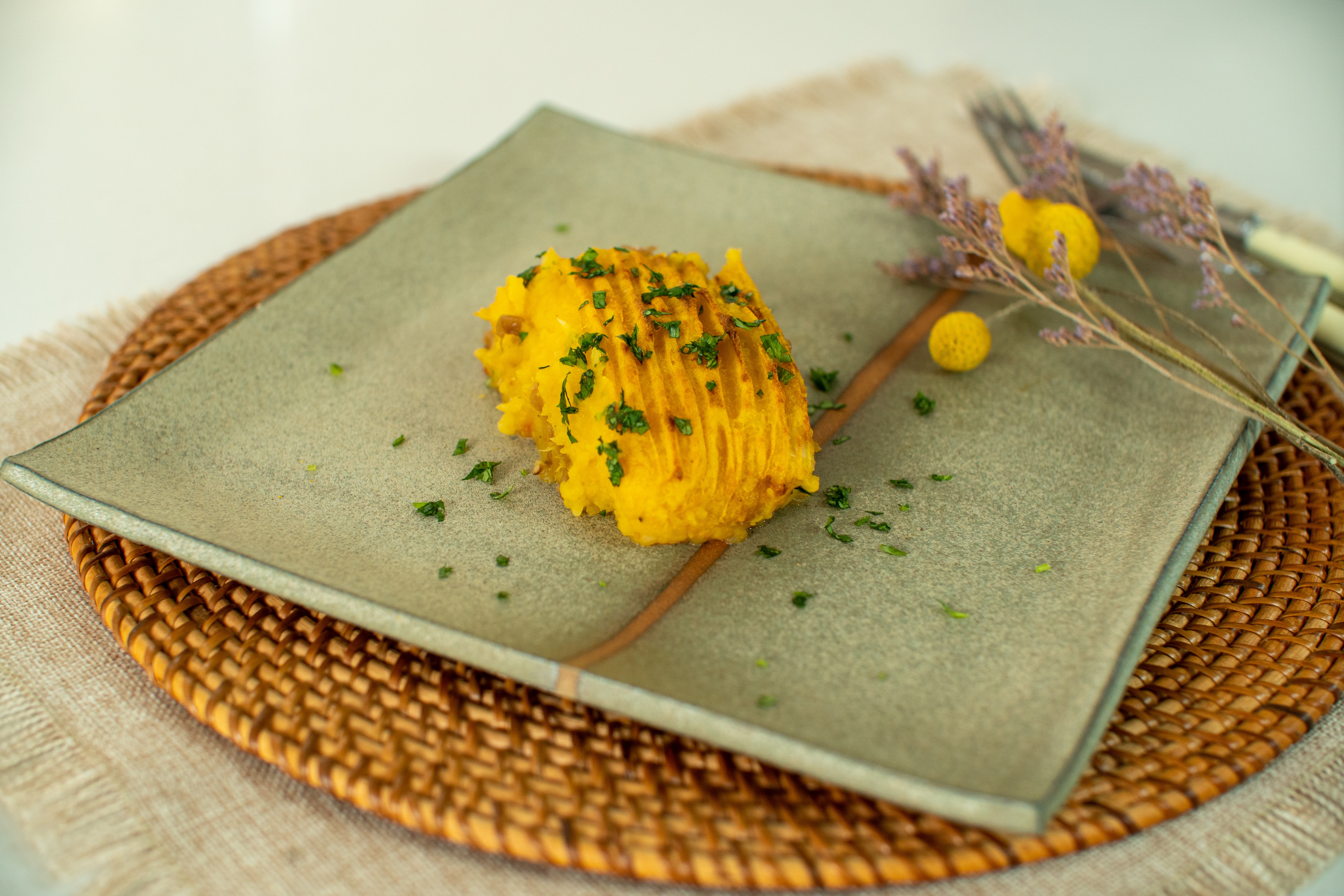 Pastel de papa y zapallo con pino de verduras.