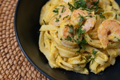 Fetuccines a la huancaína con camarones