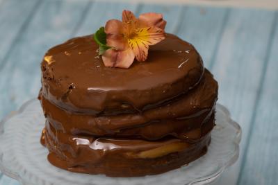 Torta de chocolate rellena de manjar 